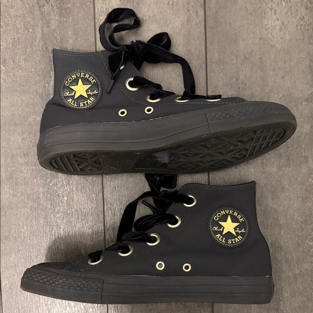 Like NEW! Chuck Taylor Converse Allstar Hightop Leather Sneakers, size 8